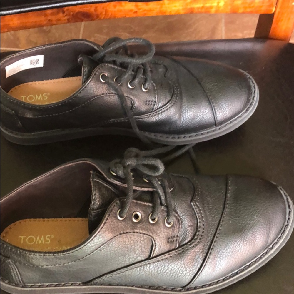 Boys TOMS casual/dress shoes size 4